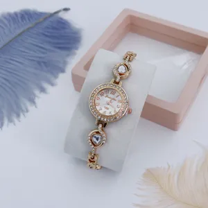Gedetailleerd overzicht dames strass kwartshorloge met hart armband ketting en elegante wijzerplaat.