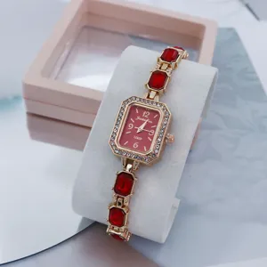 Elegante Damen-Quarzuhr mit rotem, quadratischem Strass-Zifferblatt und funkelndem Kristallarmband.