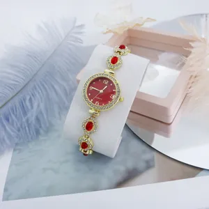 Vrouwen kwarts horloge vintage rode wijzerplaat kristal armband luxe goud horloge detail