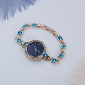 Elegante reloj de cuarzo para mujer con correa de cadena de diamantes de imitación azules.
