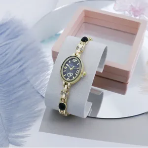 Elegante reloj de cuarzo para mujer con esfera negra ovalada y pulsera brillante.
