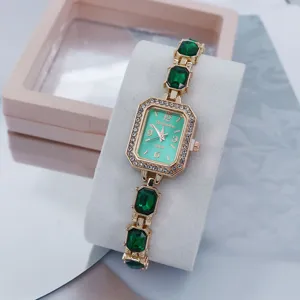 Elegante quadratische Damen Quarzurmuhr mit grünem Zifferblatt und funkelnden Strasssteinen.