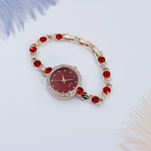 Reloj de pulsera de cuarzo elegante para mujer con diamantes rojos y correa dorada de moda.