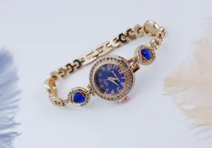 Detailopname van luxe dames quartz armbandhorloge met sprankelende strass-stenen en hartjes.