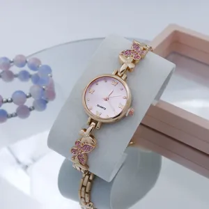 Gedetailleerd overzicht van dames roségoud quartz horloge met roze kristal vlinderarmband.