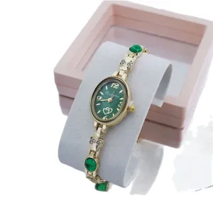 Reloj de cuarzo elegante para mujer con esfera ovalada verde pulsera dorada y estrás.