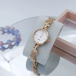 Gedetailleerd overzicht van roségouden dames strass vlinder quartz horloge detail