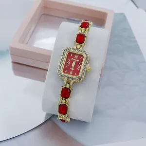 Detailansicht der luxuriösen Damen Quarz Armbanduhr mit rotem Kristallarmband und Strasssteinen.