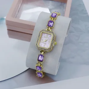 Detailansicht Damen Mode Quarzuhr mit lila Kristall Kettenarmband und Strass Lünette.