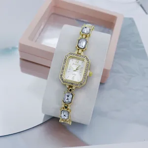 Luxus quadratische Diamant Damen Quarzuhr mit eleganter Goldkette und funkelndem Kristall.