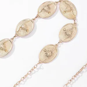 Chaine de taille en metal dore pour femmes avec medaillons de crane de taureau gaufres.
