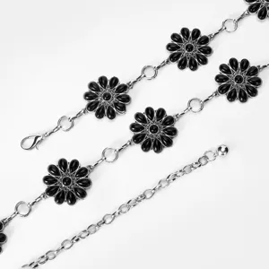 Chaîne de taille en métal argenté avec des éléments floraux noirs et fermoir mousqueton.