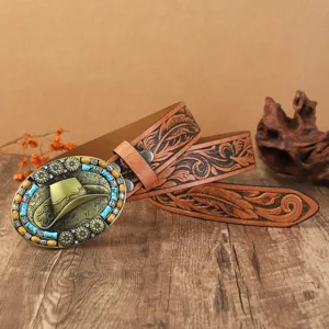 Détails de la ceinture en cuir western vintage avec boucle en métal ornée et lanière.