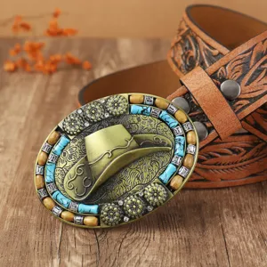Gros plan sur la ceinture western vintage avec boucle en métal cowboy et perles turquoise.