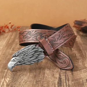 Gros plan sur la ceinture en cuir western vintage avec boucle aigle et motif en relief.