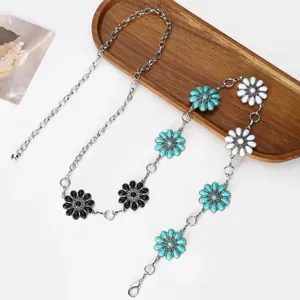 Gros plan sur la chaîne de taille en métal style bohème avec pendentifs tournesol.