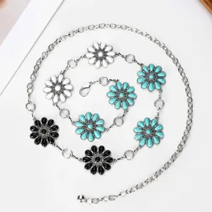 Vue détaillée de la chaîne de taille en métal tournesol bohème avec des accents turquoises.