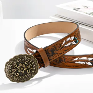 Vista detallada del cinturón de cuero grabado vintage para mujer con hebilla de patrón de plumas.