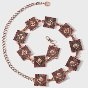 Cadena de cintura strass oro rosa boho con placas cuadradas cabeza de caballo para mujer detalle.