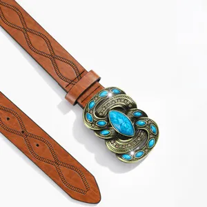 Vue détaillée de la ceinture en cuir PU turquoise vintage avec boucle en métal ancien.