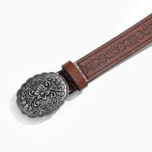 Cinturón de cuero grabado vintage para mujer con hebilla metálica tallada elegante.