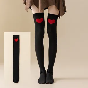 Schwarze Overknee-Strümpfe mit rotem Herz-Motiv, ideal für JK-Stil und Lolita-Outfits.
