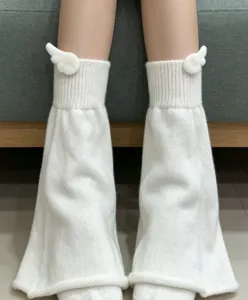 Detailaufnahme weißer Strick-Beinwärmer mit Engelsflügeln, ideal für Lolita und JK.