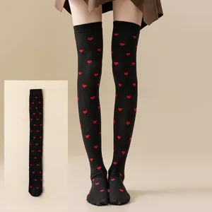 Schwarze Overknees-Süße rote Herzchen-Muster, ideal für Lolita- und JK-Modestile.