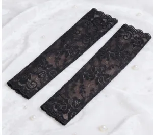 Schwarze Spitzen-Ärmel lang Sonnenschutz Armlinge mit Blumenborte Detailansicht Sommer