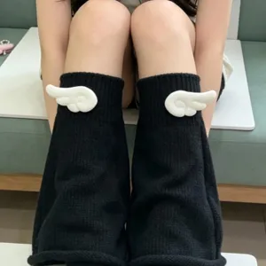 Schwarze Strick-Beinwärmer mit weißen Engelsflügeln, ideal für Lolita-Stil Detailansicht.