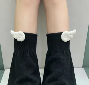 Schwarze Lolita Beinstulpen mit süßen weißen Engelflügeln, gestrickte JK Socken Detail.