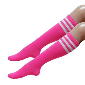Knallige pinke Kniehohe Socken mit weißen Streifen, ideal für Cosplay, Alltag oder Partys.