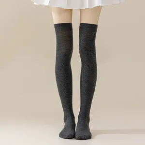Dunkelgraue Overknee-Strümpfe für Cosplay, Partys und den Alltag. Weich und dehnbar.