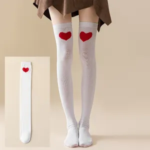 Weiße Overknees Strümpfe mit süßem roten Herzmuster, perfekt für Lolita und JK Outfits.