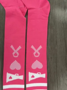 Rosa Kniestrümpfe für Damen, süßes Streifendesign, perfekt für Freizeit, Partys und Kostüme.