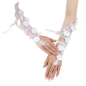 Elegante weiße Brauthandschuhe aus Spitze mit Blumen und Perlen für Hochzeitsfeiern perfekt.