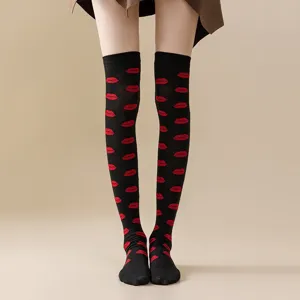 Schwarze Overknee-Strümpfe mit rotem Lippen-Muster, perfekt für den modischen JK-Look.