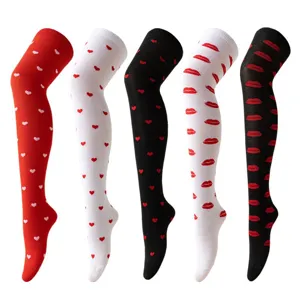 Gestreickte Oberschenkel-hohe Socken mit süßem Herz- und rotem Lippen-Druck für Damen.