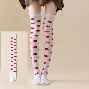 Niedliche weiße Overknee-Socken mit rotem Lippen-Print, ideal für Lolita- und JK-Outfits.