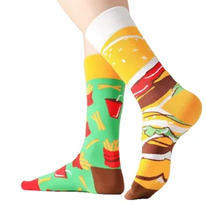 Asymmetrische Neuheit Fast-Food Burger Pommes bedruckte Wadenlange Baumwollsocken Ansicht.