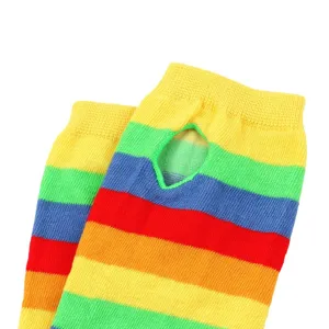 Bunte Regenbogen Strick Handschuhe Detailansicht mit gestreiftem Armstulpen Design.