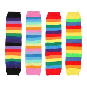 Bunte gestrickte Ärmel mit bunten Regenbogenstreifen für coole Partys und Festivals.