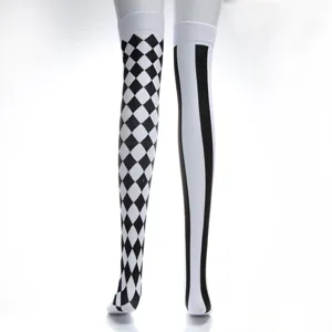Detailaufnahme von schwarz-weißen, asymmetrisch gestreiften und karierten Cosplay-Kostümsocken.