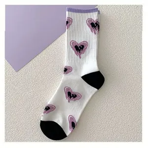 Weisse Wadenstruempfe mit lila schmelzendem Herzmuster, stilvolle Freizeitsocken fuer Damen.