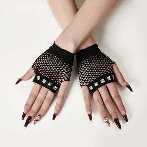Nahaufnahme von schwarzen Netz-Halbfingerhandschuhen mit quadratischen Nieten für Partys.
