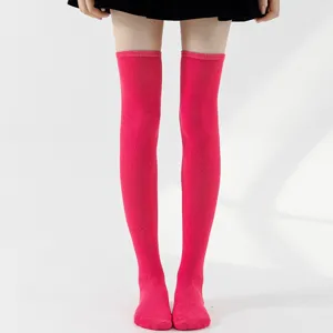 Rosa Overknees Socken, lange Kniestruempfe fuer Damen im Alltag im Detail gezeigt.