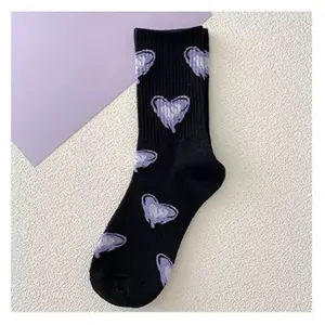 Schwarze Damen Socken mit lila Herzen Muster im Y2K Stil für süße modische Outfits