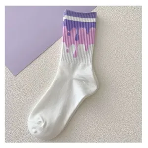 Nahaufnahme der süßen weißen Mittelsocken mit lila Farbverlauf im schmelzenden Design.