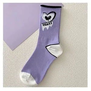 Lila Socken mit Herz Muster für Damen, süße JK Stil Baumwollstrümpfe für den Alltag.
