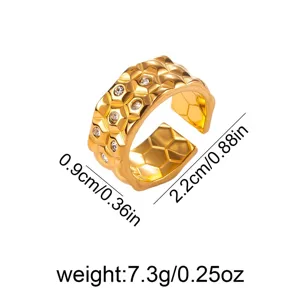 Bague dorée en acier inoxydable avec motif losange texturé et pierres oxyde de zirconium.
